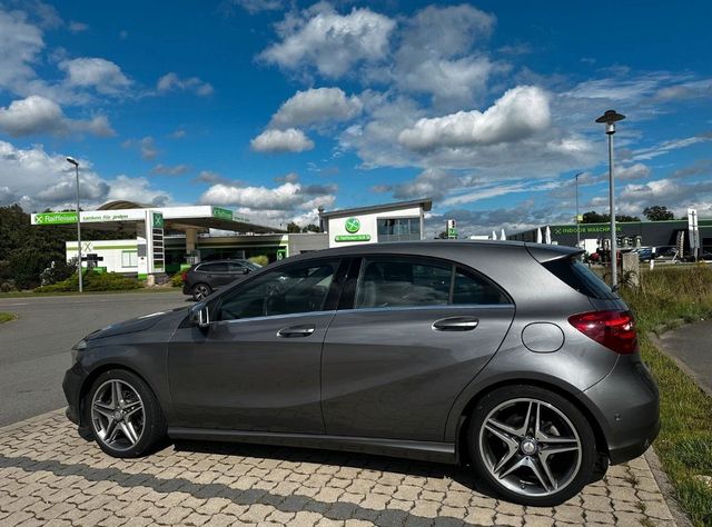 Mercedes-Benz Mercedes A180 11/2016 TÜV NEU - Display