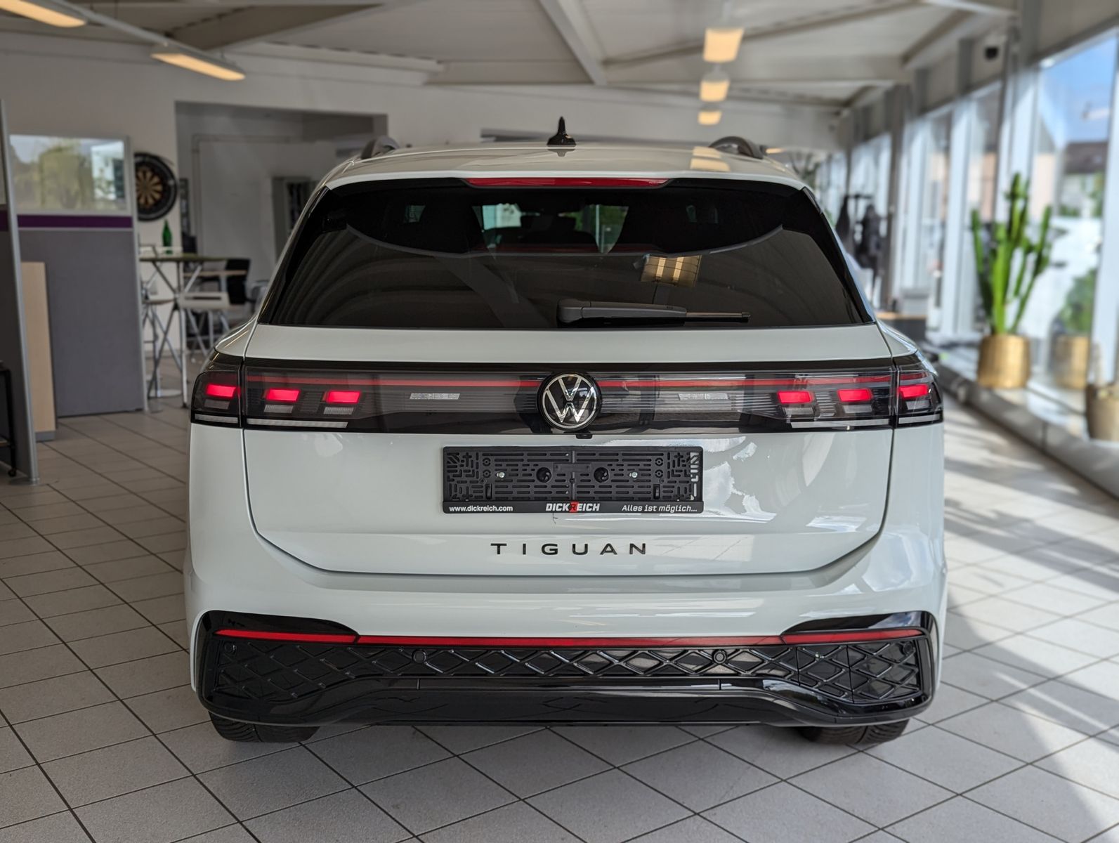 VW Tiguan 2.0TDI R-Line 4M Pano Black AHK Matrix 20 - Image 6