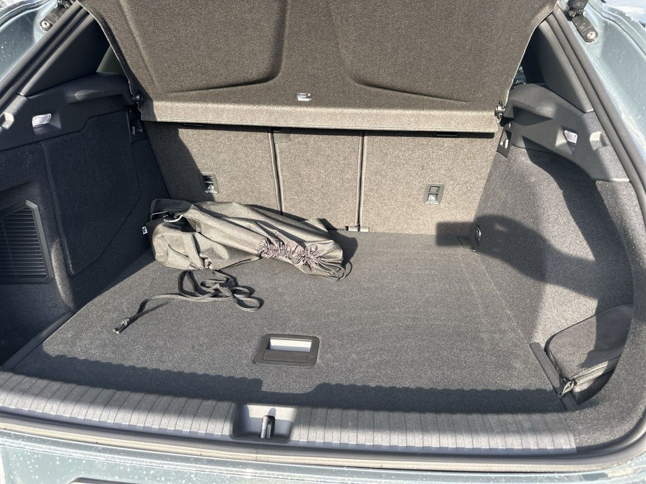 Fahrzeugabbildung CUPRA Terramar 1.5 e-HYBRID 204 PS 6-Gang-DSG - mit KI generiert/bearbeitet