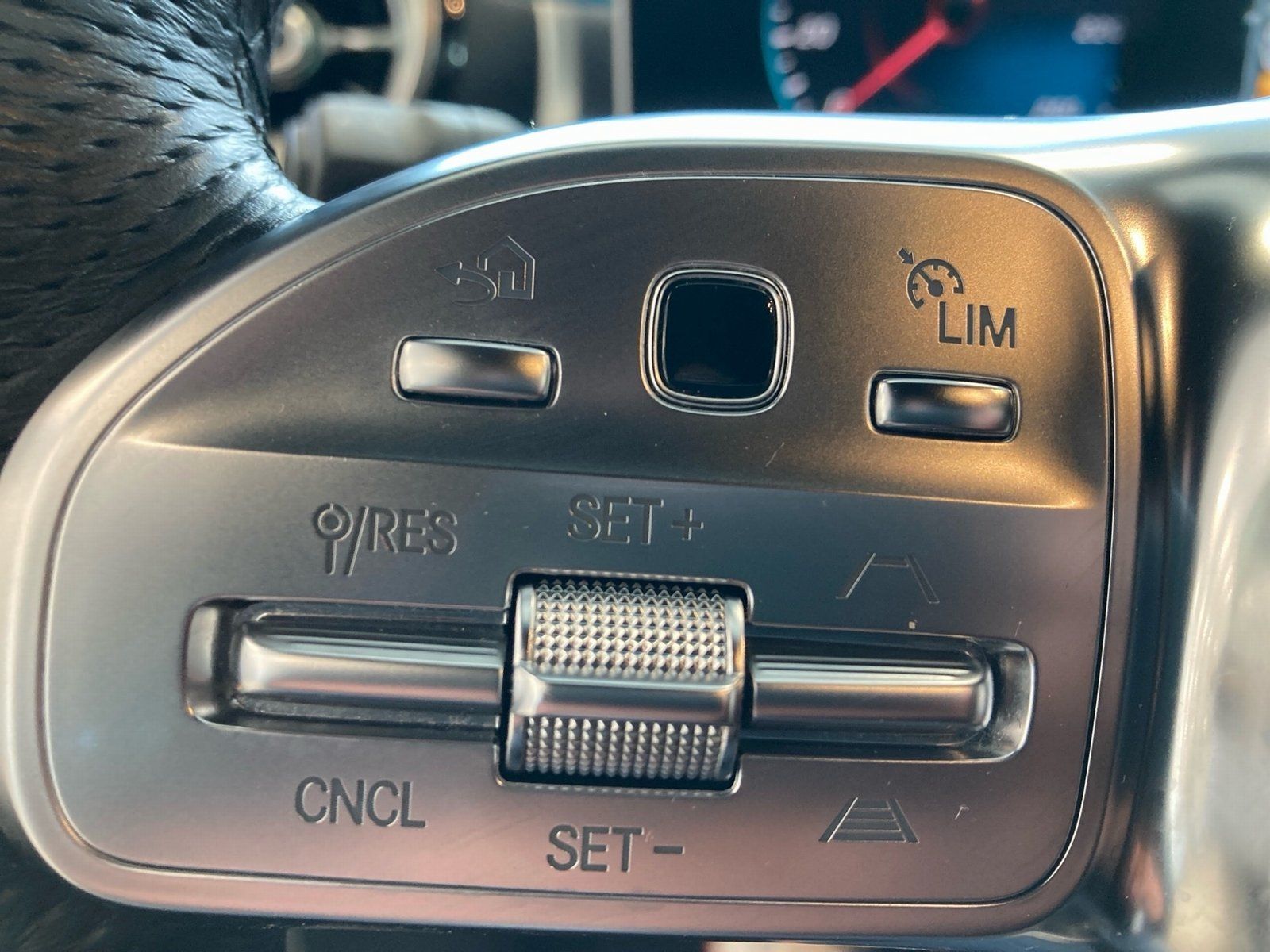 Fahrzeugabbildung Mercedes-Benz A 180 AMG*Distronic*Pano*Totwinkel*Kamera*LED*18