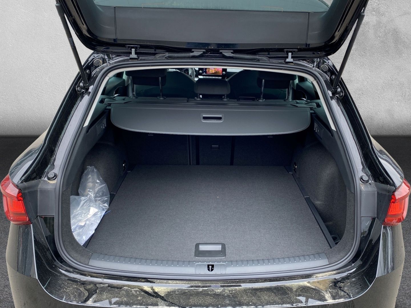 Fahrzeugabbildung SEAT Leon Sportstourer Style 1.5 eTSI EU6d