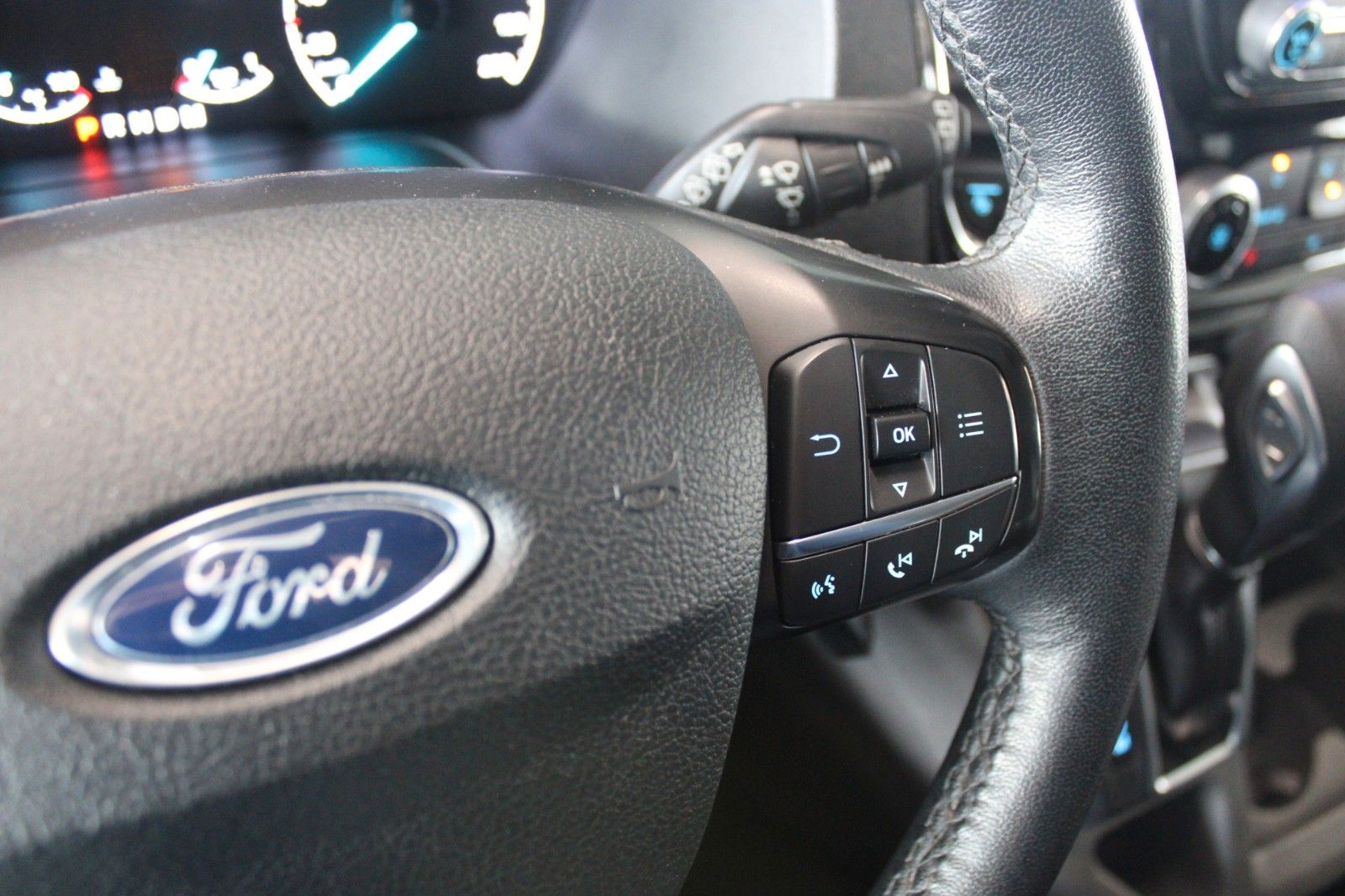 Fahrzeugabbildung Ford Tourneo Custom Titanium X Aut. 8-Si STDZ LEDER