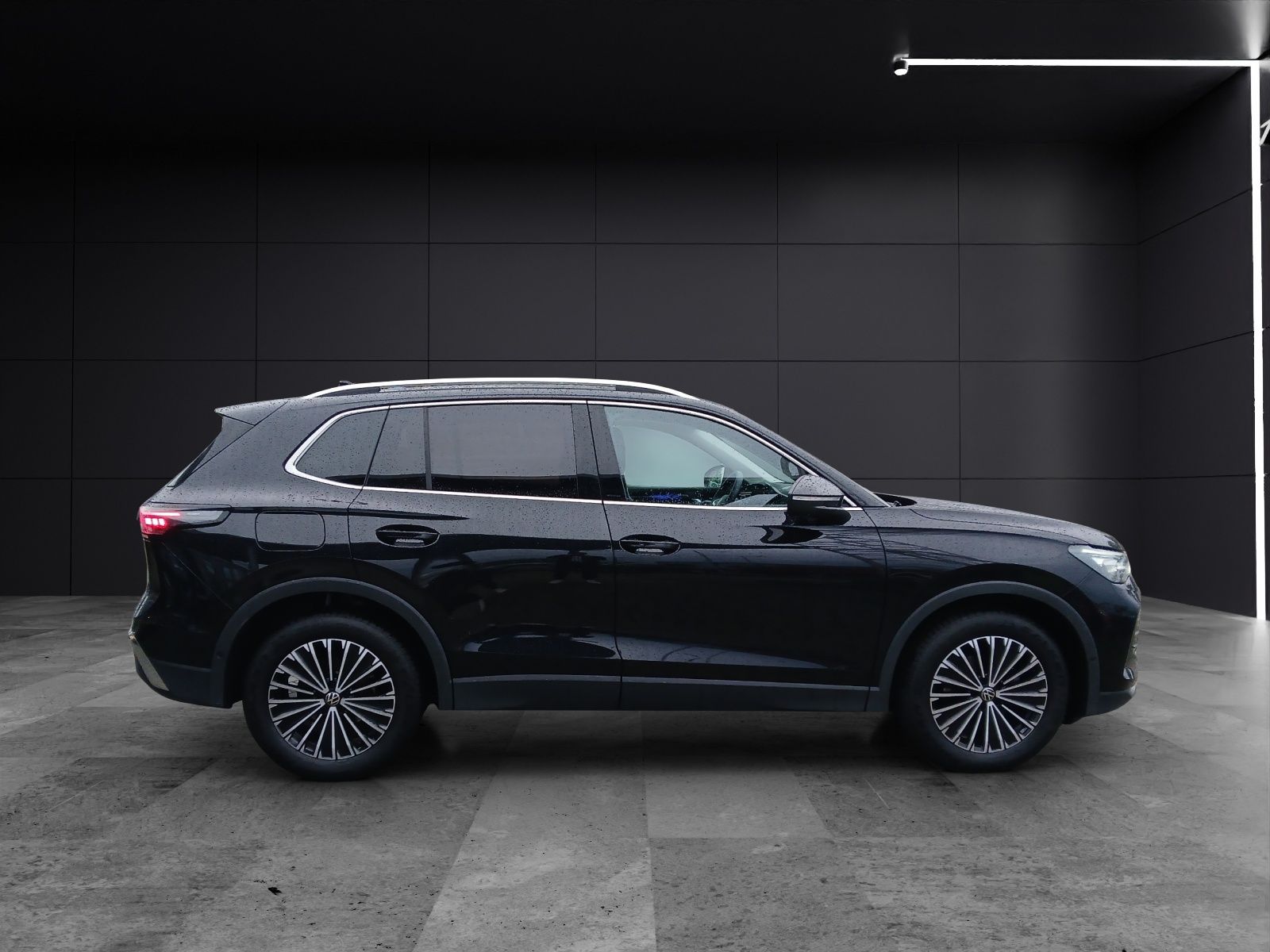 Fahrzeugabbildung Volkswagen Tiguan eTSI Elegance Matrix AHK Navi AID ACC RFK