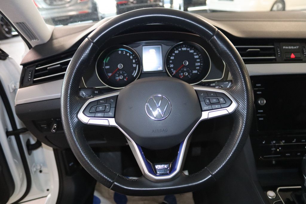 Fahrzeugabbildung Volkswagen Passat 1.4 TSI GTE DSG-Navi-Spur-Kamera-ACC-LED-