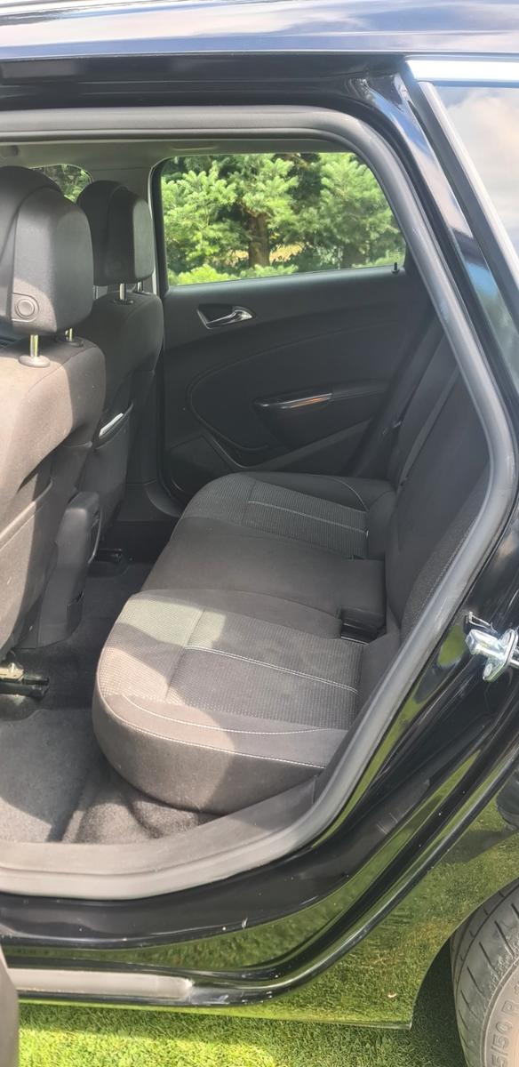 Opel Astra 2011 — interior