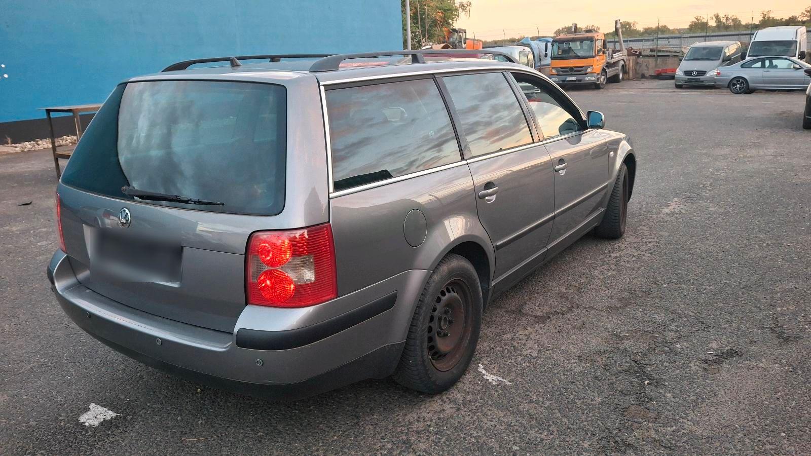 Volkswagen Golf 2004 — rear view