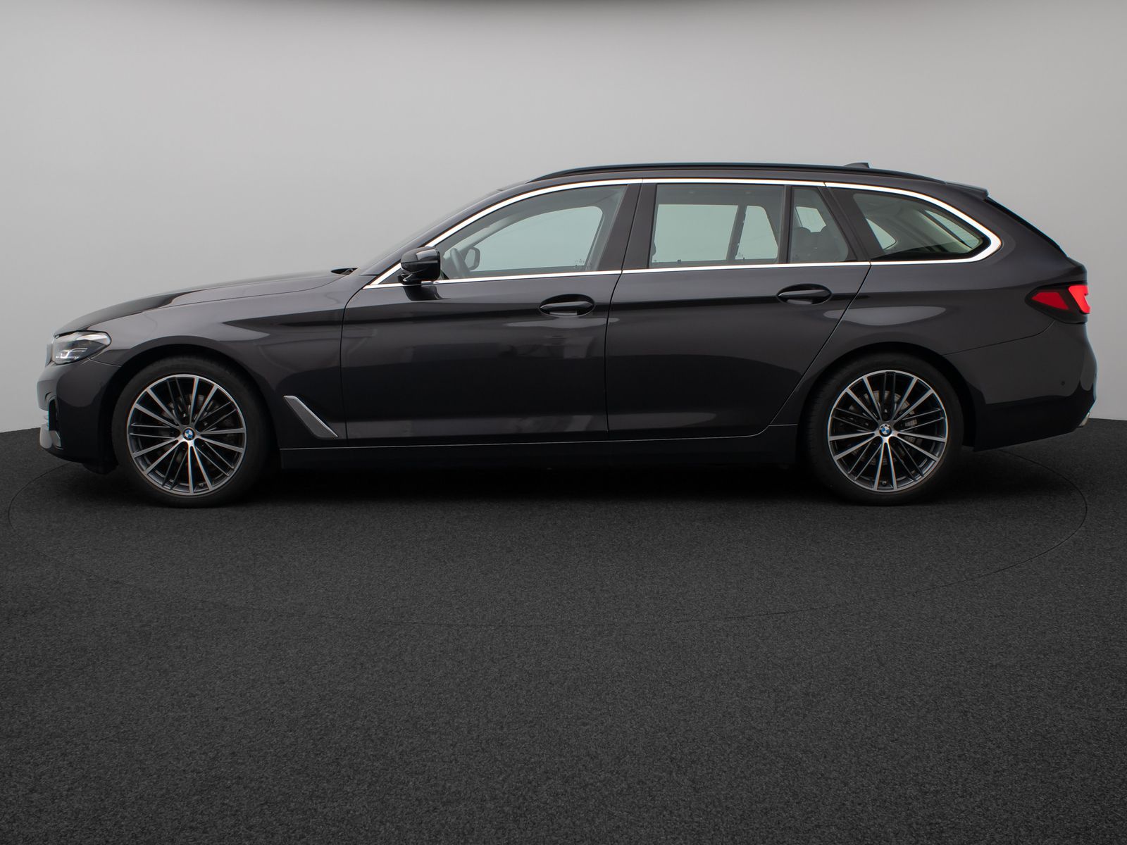 Fahrzeugabbildung BMW 520d Panorama Kamera HUD DAB 4Klima Alarm 19Zoll