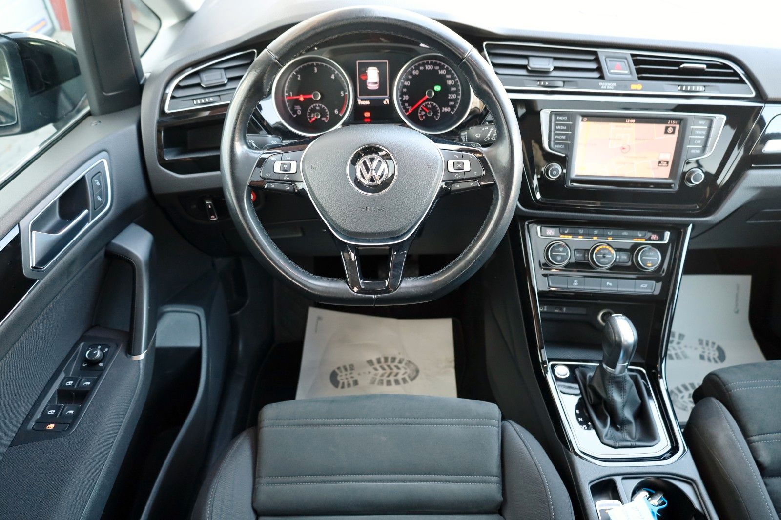 Fahrzeugabbildung Volkswagen Touran R Line Alcantara,Navi,LED,Panorama,Kamera