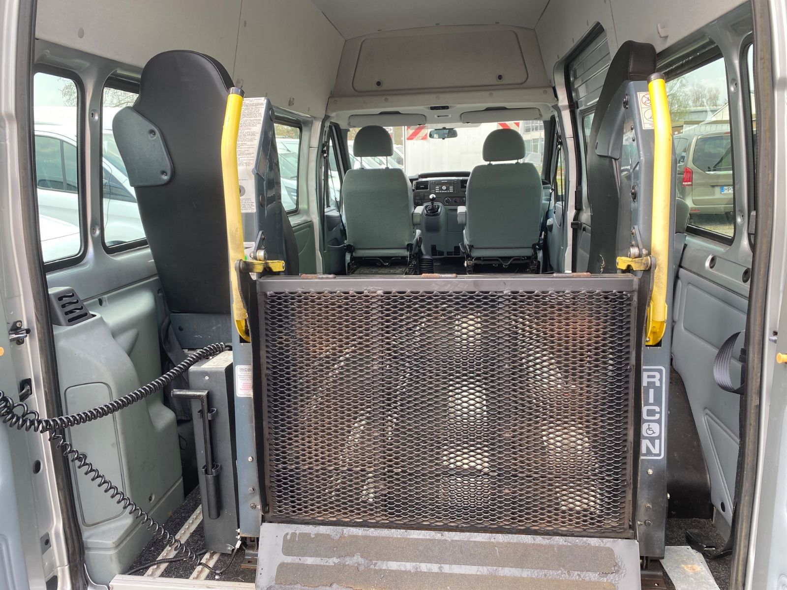 Fahrzeugabbildung Ford Transit Kombi FT 300 M Trend,STH,ROLLSTUHLLIFT