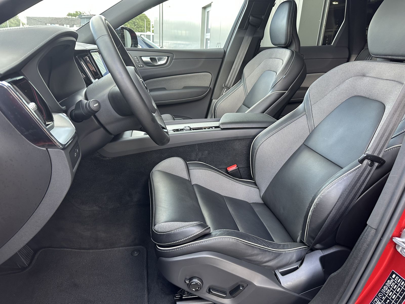 Fahrzeugabbildung Volvo XC60 T8 AWD Ultimate Dark NAV+LED+360°+PANO+HUD