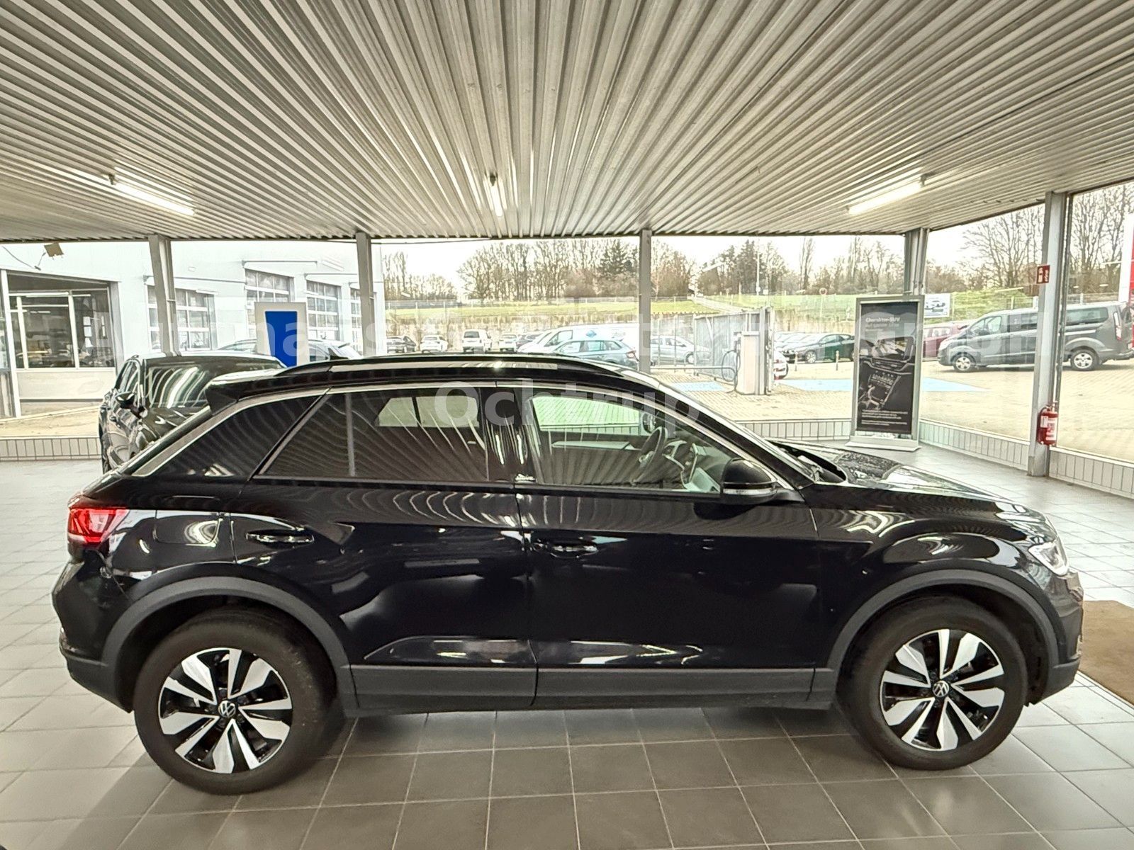 Fahrzeugabbildung Volkswagen T-Roc Move 1.5 TSI DSG LED+NAV+PDC+APP+SHZ+KAM