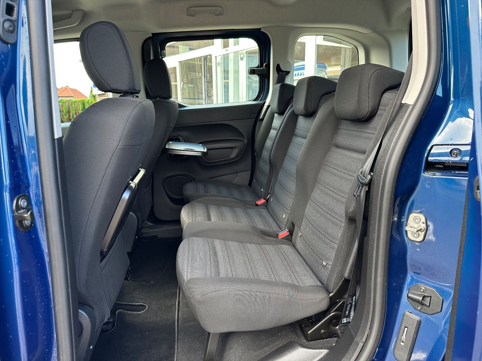 Fahrzeugabbildung Opel Combo Life 1.5 D Edition AHK/SHZG/Parkpilot/GRA