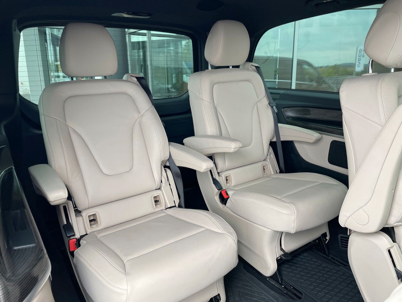 Fahrzeugabbildung Mercedes-Benz V 300 d AVA ED 4MATIC Sitzklima Burmester 6Sitze