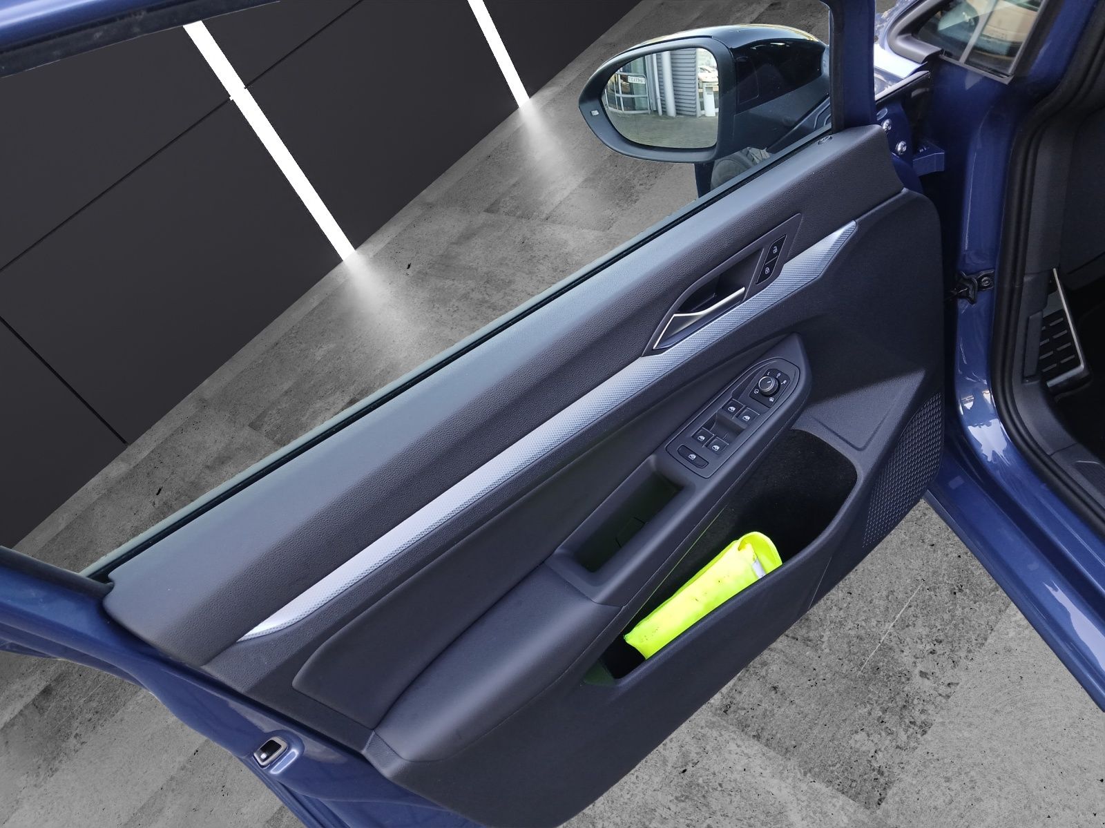 Fahrzeugabbildung Volkswagen Golf VIII Variant eTSI Goal DSG LED AHK Navi AID