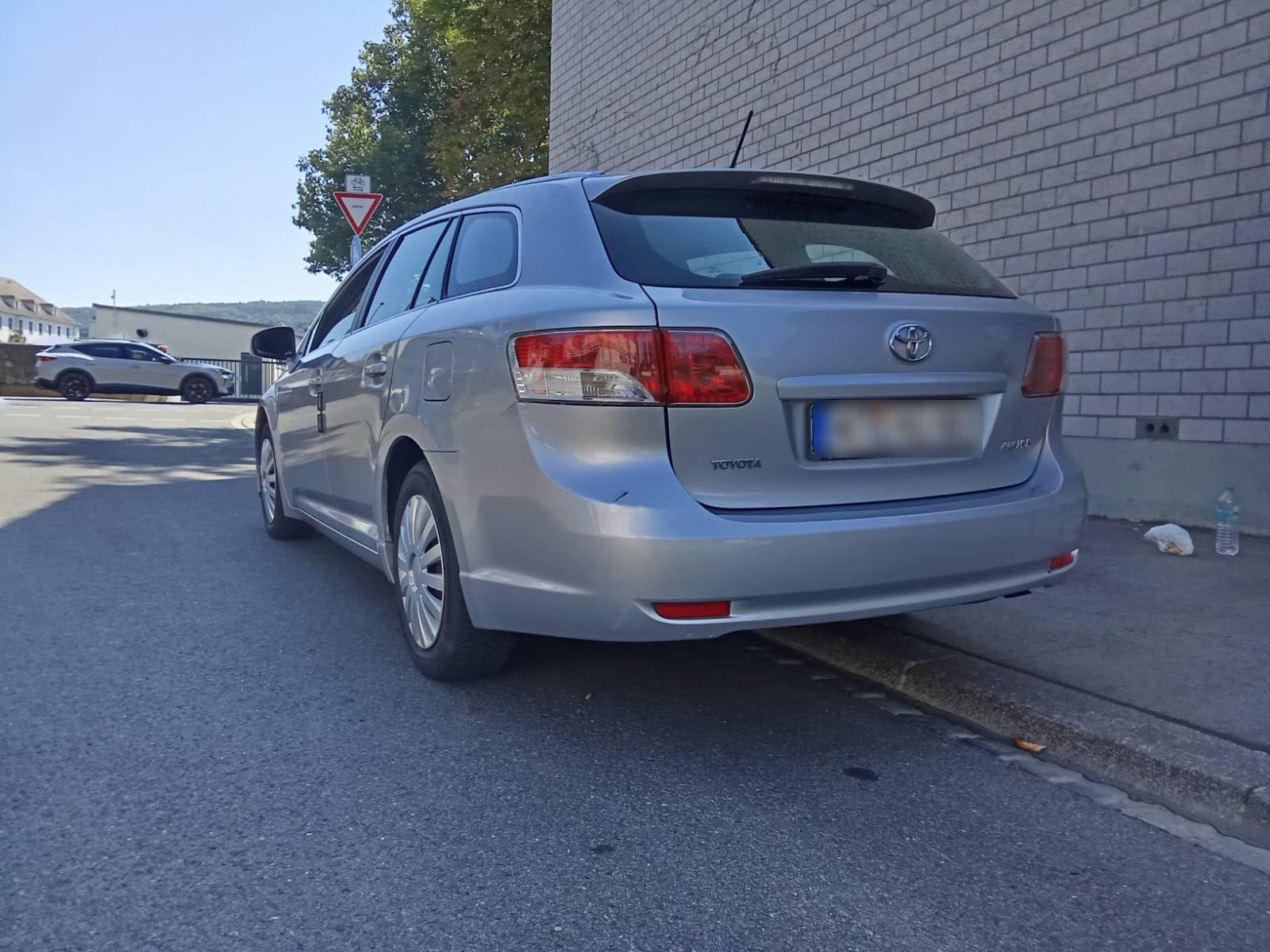 Toyota Avensis 2011 — rear view