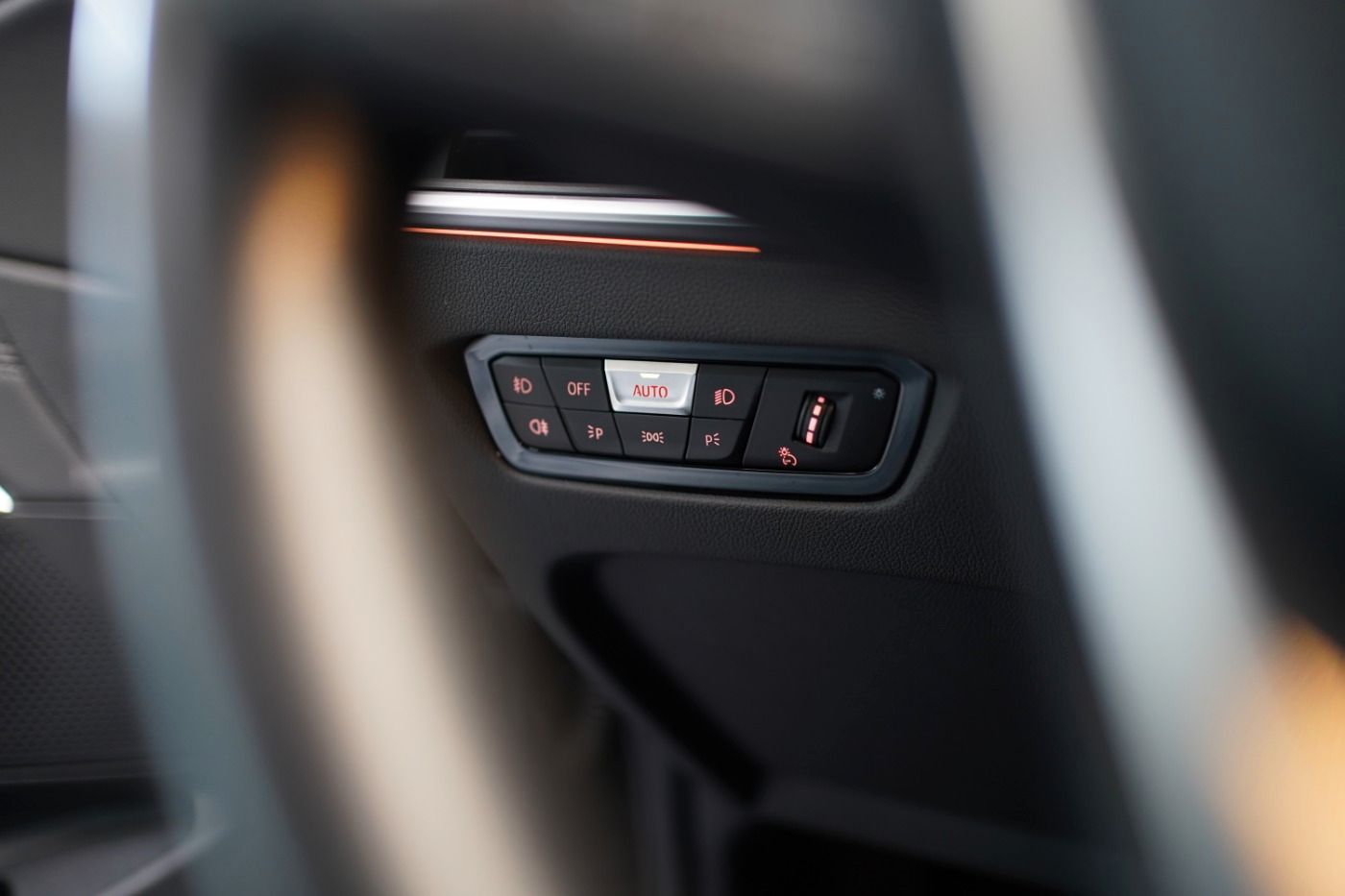 Fahrzeugabbildung BMW 320i Sport Line +DAB+PDC+Sportsitze+Alarmanlage+