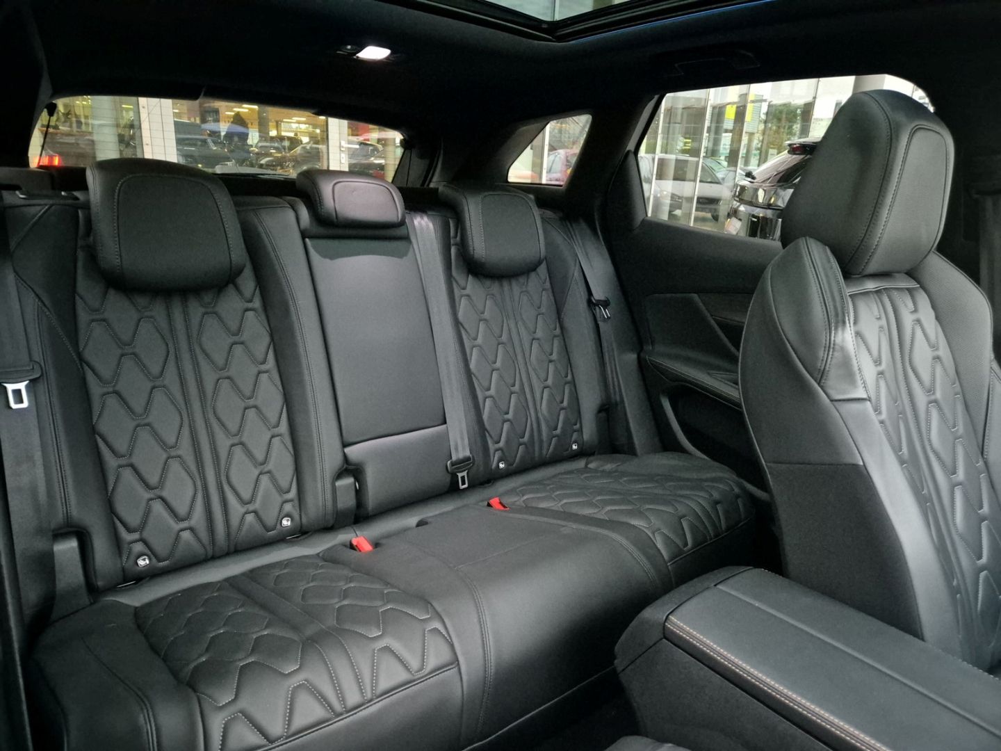 Fahrzeugabbildung Peugeot 3008 Hybrid 225 GT El. Panodach Navi Leder Digit