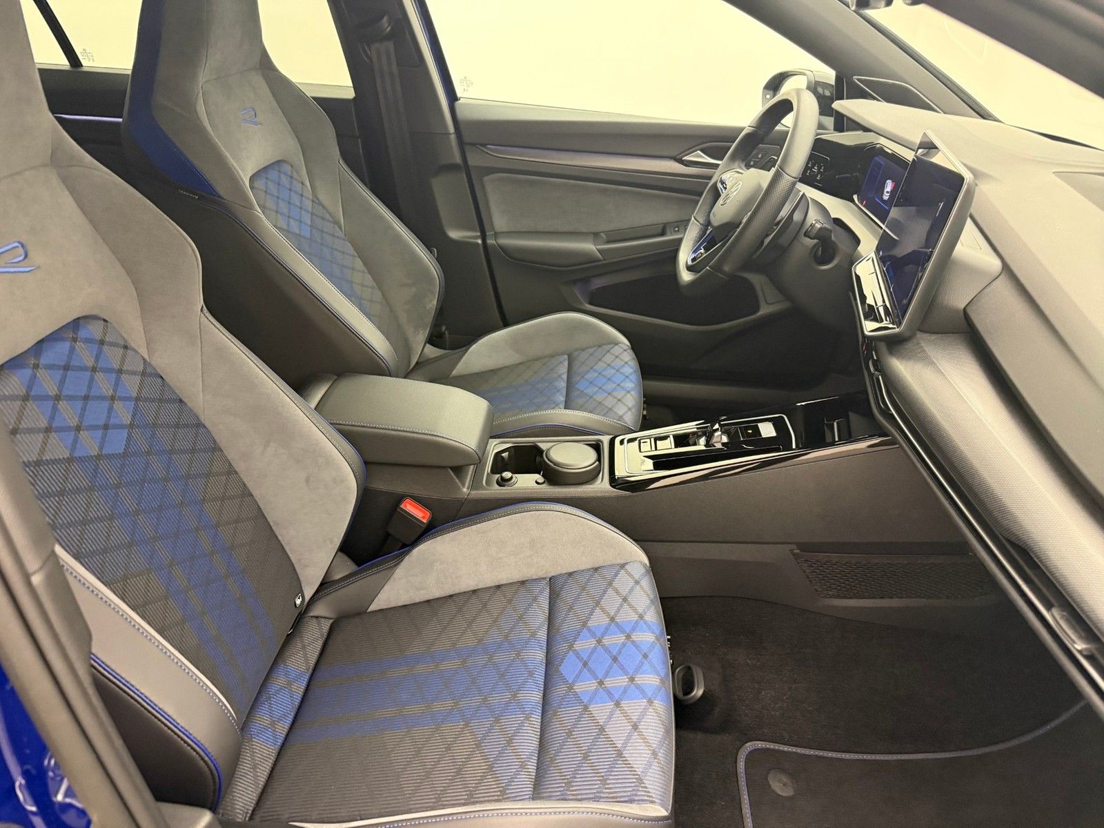 Volkswagen Golf 8 PA R TSI DSG 4M BlackEdition AkraTitan270 foto 3