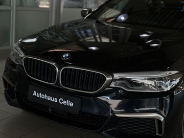 Fahrzeugabbildung BMW M550d xDr Pano HUD ACC DAB H/K Apple Carplay