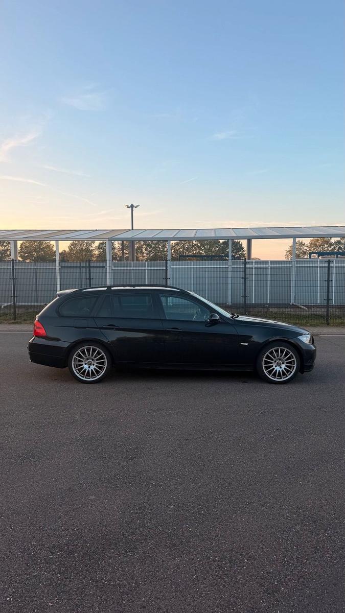 BMW 320 2006 — rear view