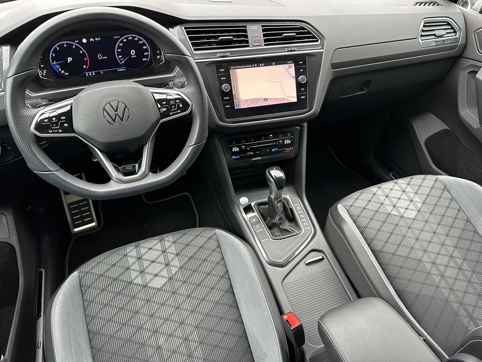 Fahrzeugabbildung Volkswagen Tiguan 1.5 TSI DSG R-Line NAV+LED+AHK+20ZOLL+KAM