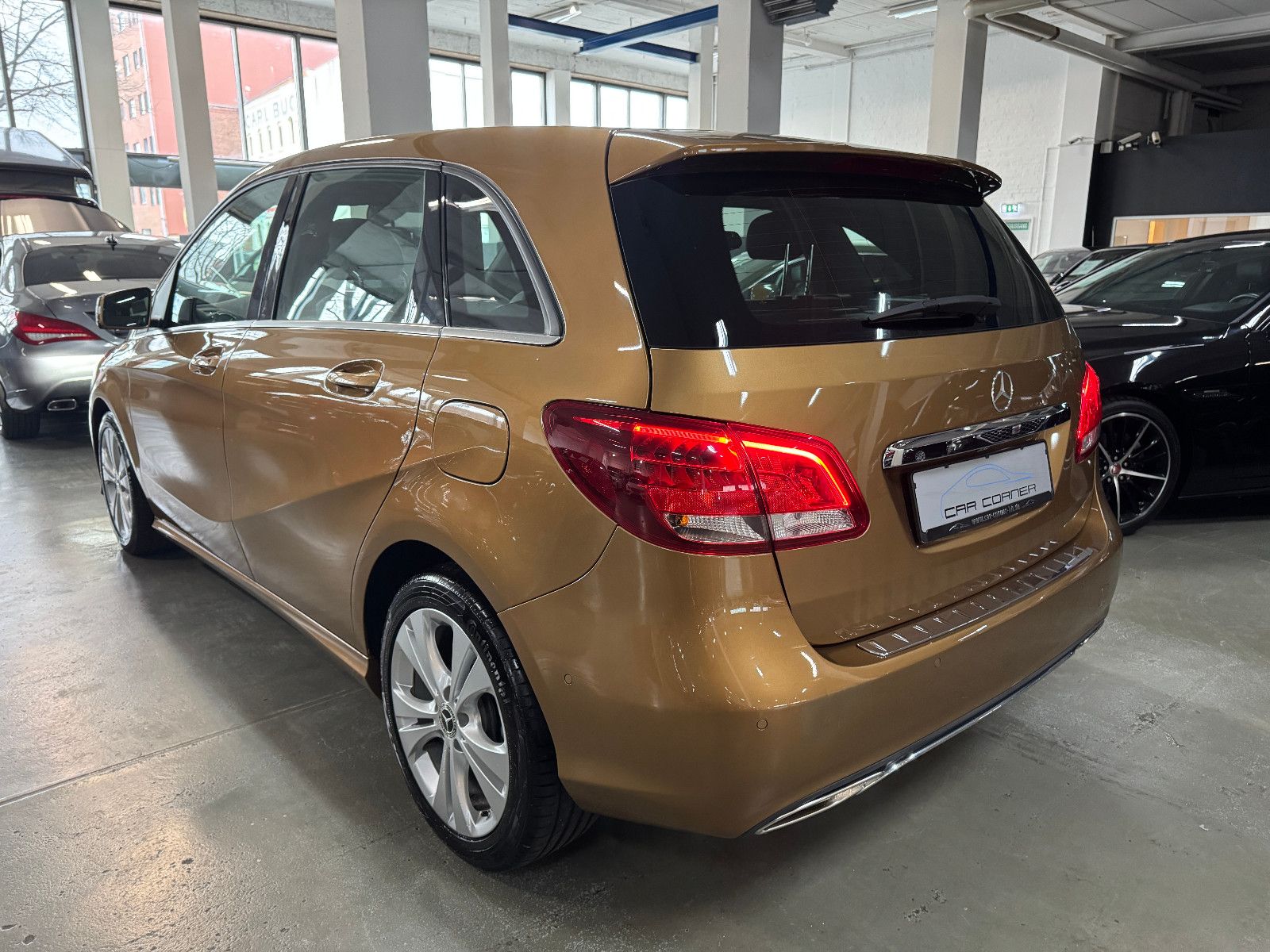 Fahrzeugabbildung Mercedes-Benz B 180 7G-DCT URBAN SPORTPAKET NAVI LED KAMERA 2H