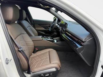 صورة مصغرة 11 لـ  BMW I5