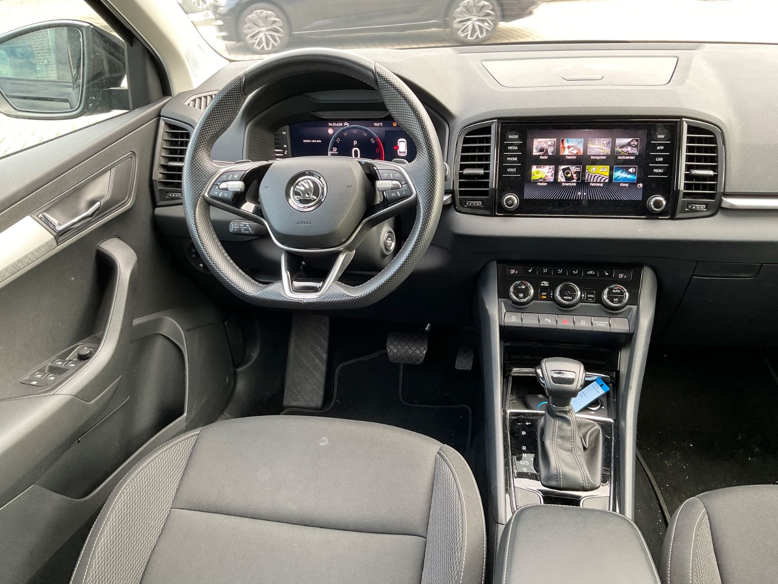 Fahrzeugabbildung SKODA Karoq 1.5l TSI DSG ACC,Kamera,Navi,LED,ACC
