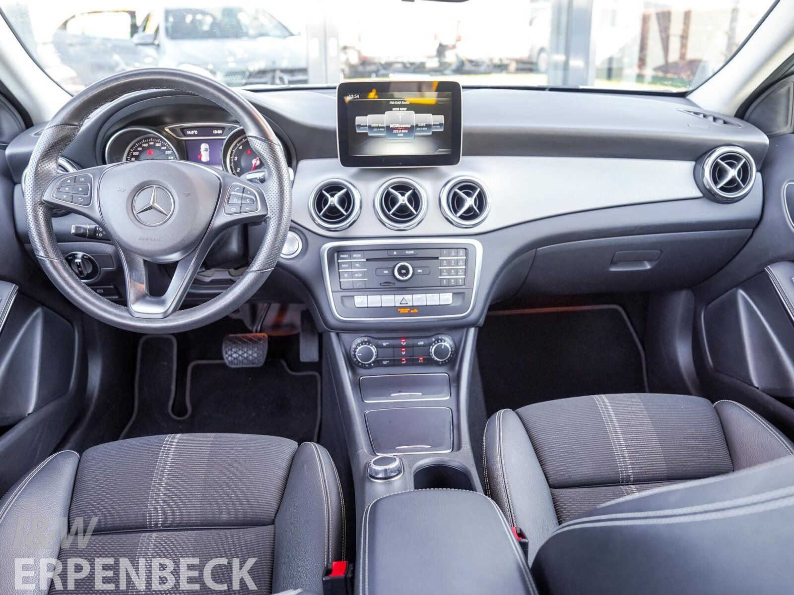 Fahrzeugabbildung Mercedes-Benz GLA 180 Sport Utility Vehicle Ambiente Tempomat