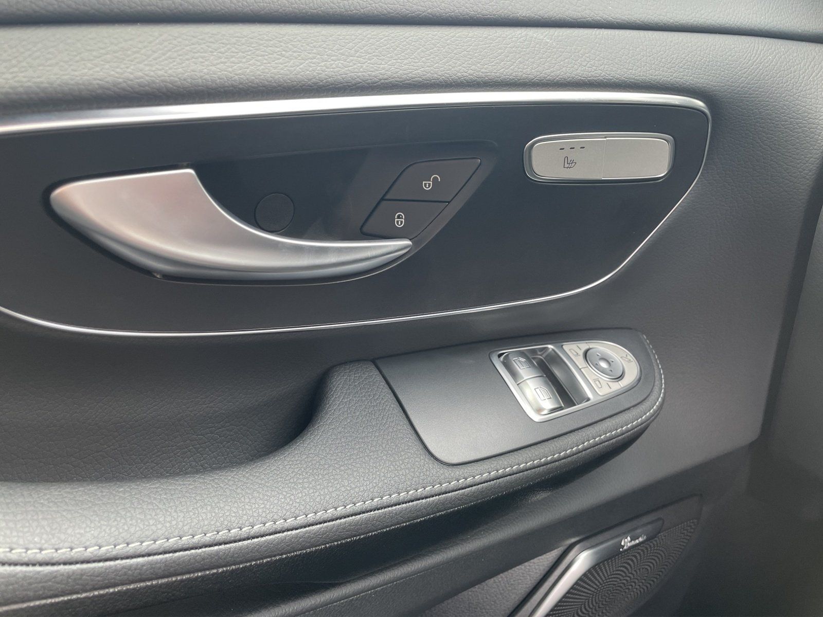 Fahrzeugabbildung Mercedes-Benz V 300 d 4MATIC AVANTGARDE MBUX Burmester Pano