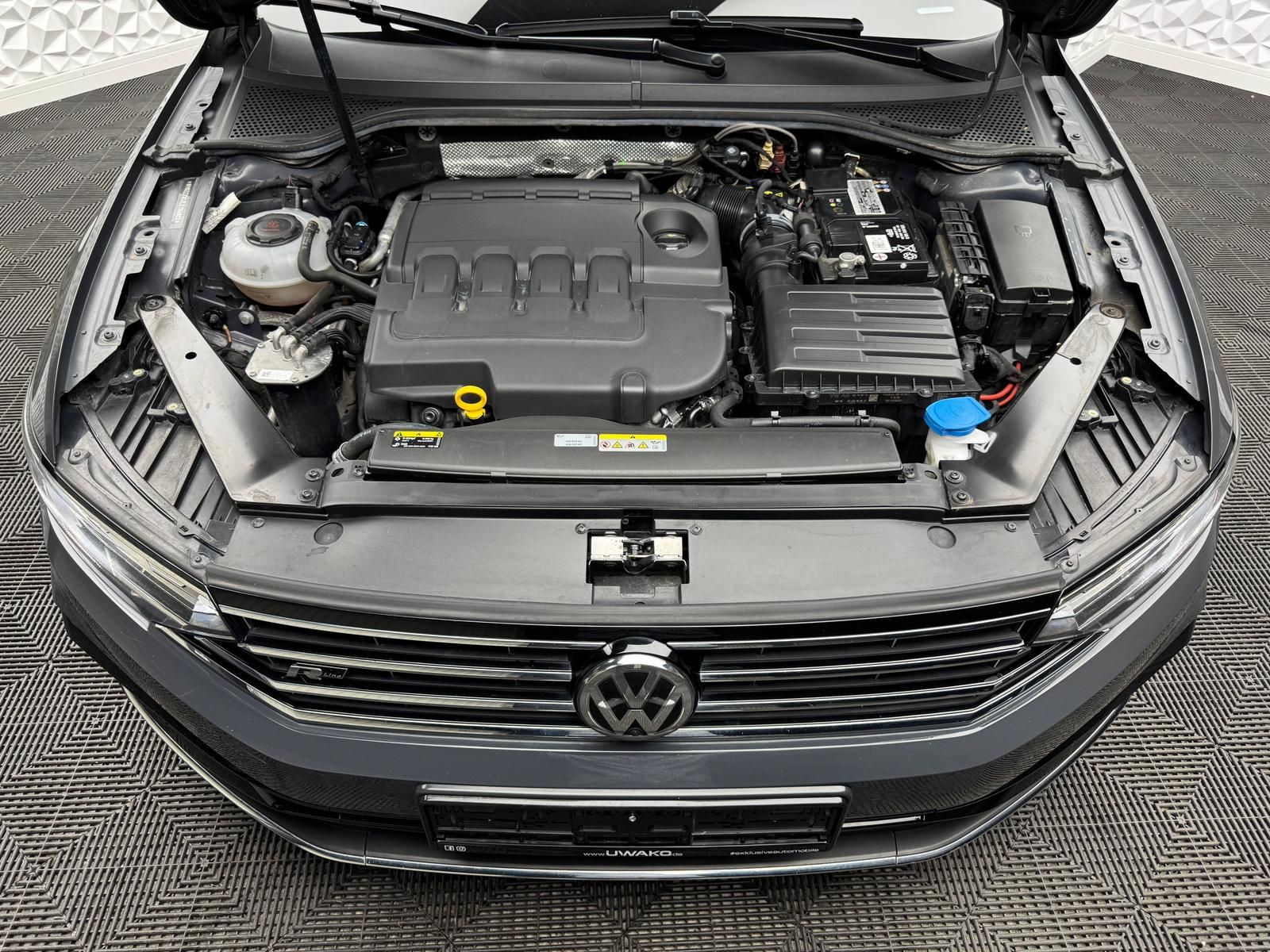 Fahrzeugabbildung Volkswagen PASSAT 2.0 TDI R-LINE/4MOTION/AHK/PANO/360°/ACC
