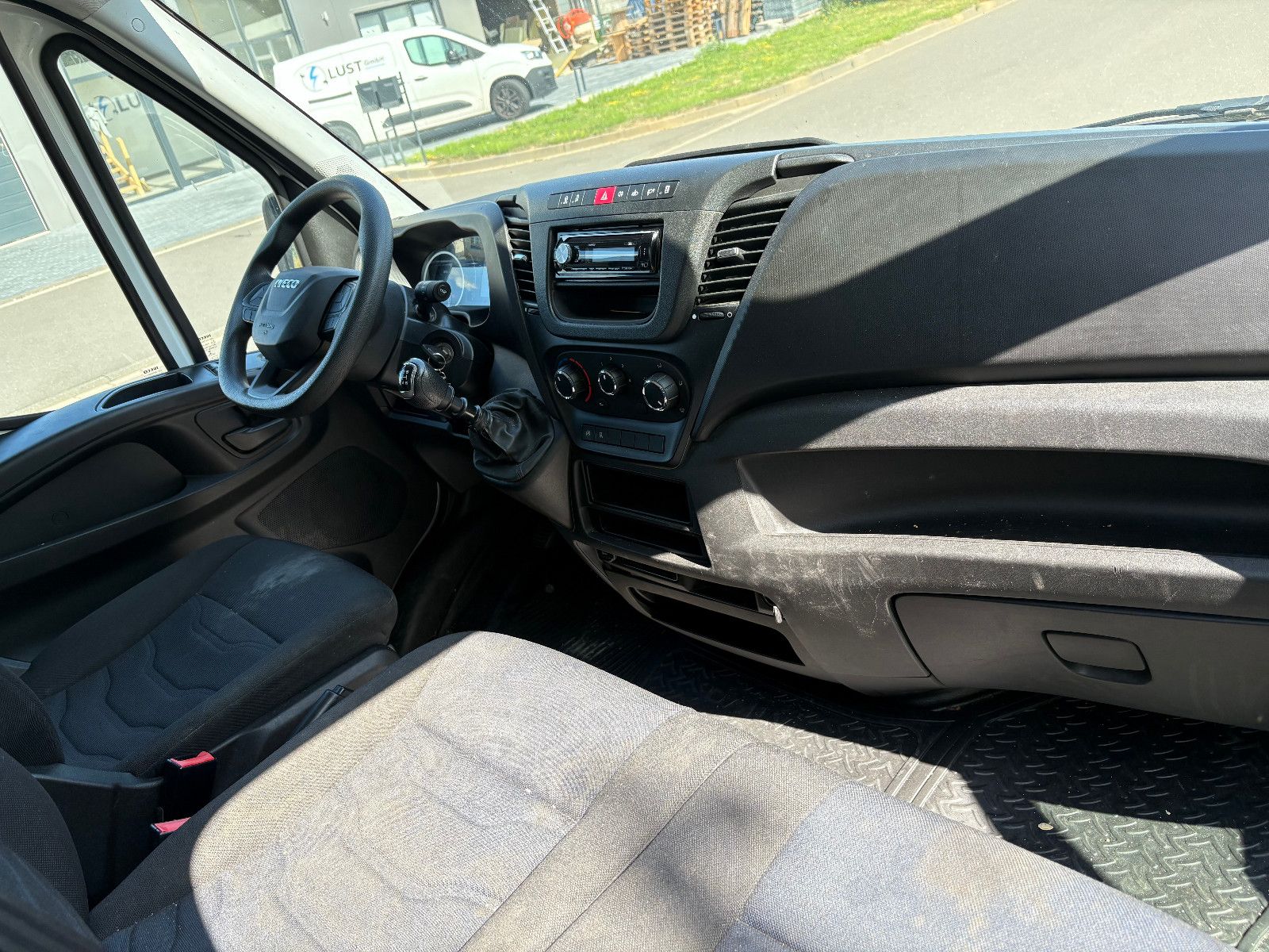 Fahrzeugabbildung Iveco Daily Kasten HKa 35 C ... V Radstand 4100/3-SITZ