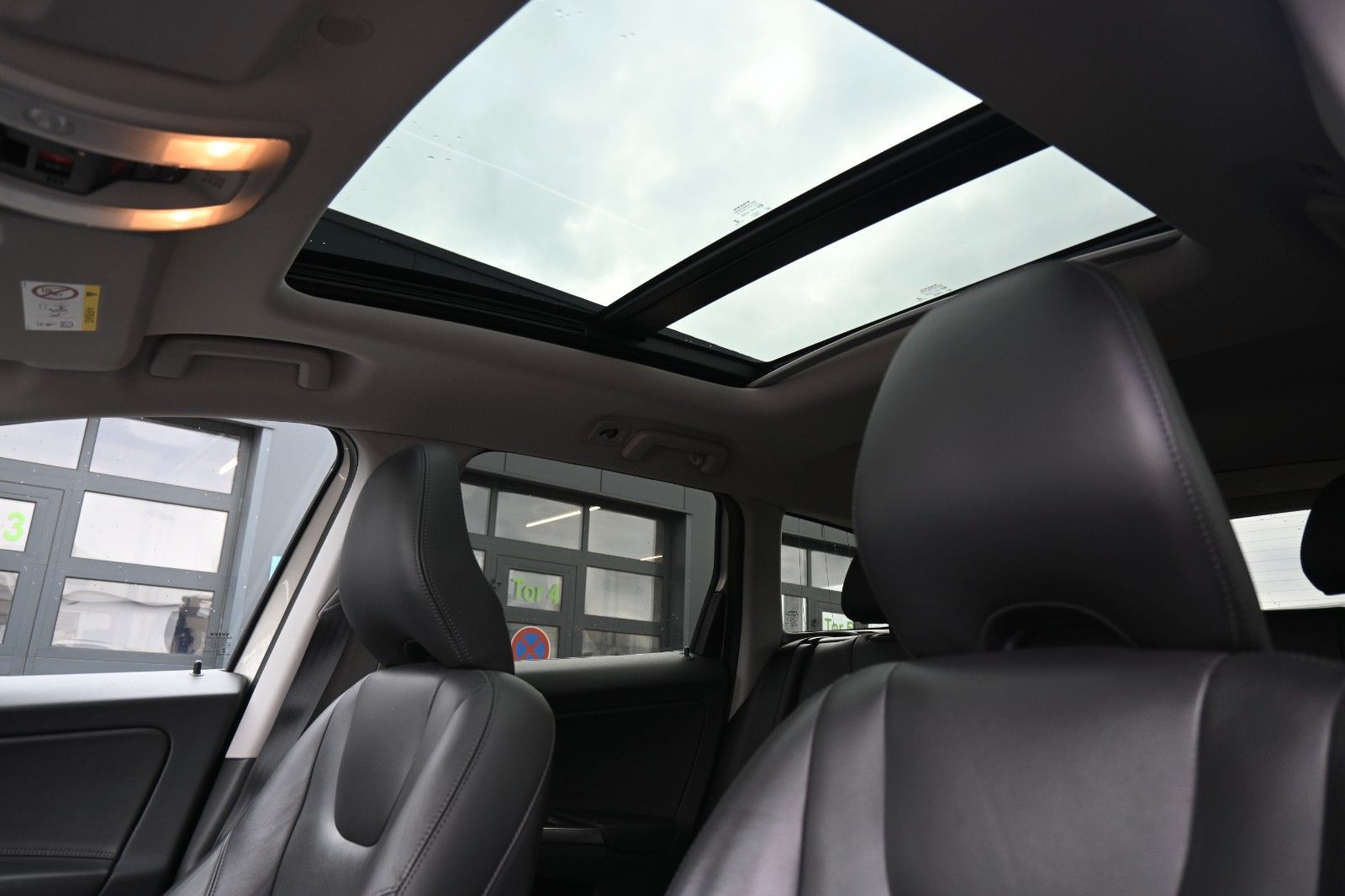 Fahrzeugabbildung Volvo XC60 D4 Momentum*BLIS*STHZ*PANO*BiXenon*CAM*DAB