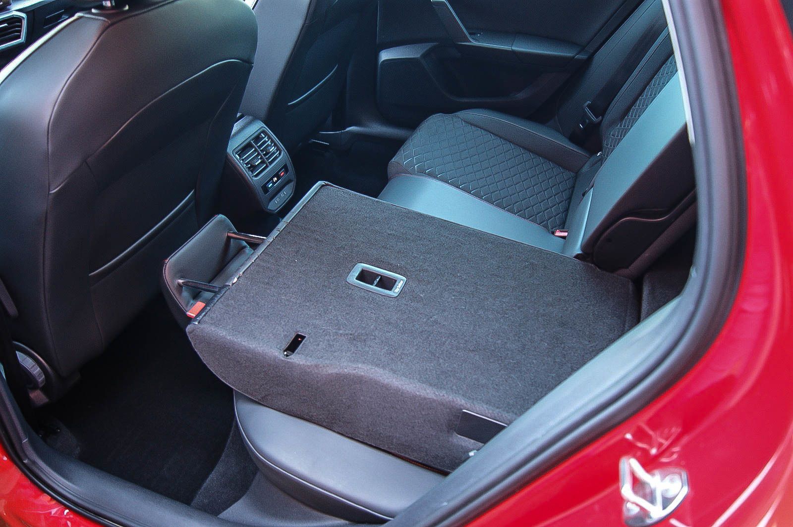 Fahrzeugabbildung SEAT Leon Sportstourer 1.5 FR VIRTUAL KAMERA ACC LED