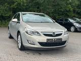 Opel Astra J Lim. Cosmo Xenon*2-Zonen-Klima*Sitzhz.* - Opel Astra Gebrauchtwagen in Oldenburg