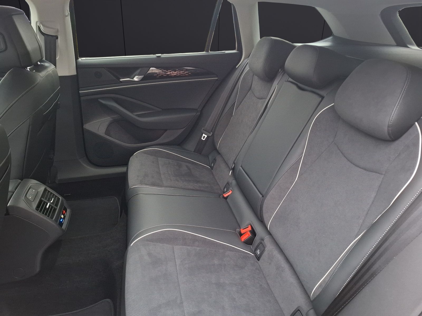 Fahrzeugabbildung Volkswagen Passat Variant TDI Elegance DSG Matrix AHK Navi