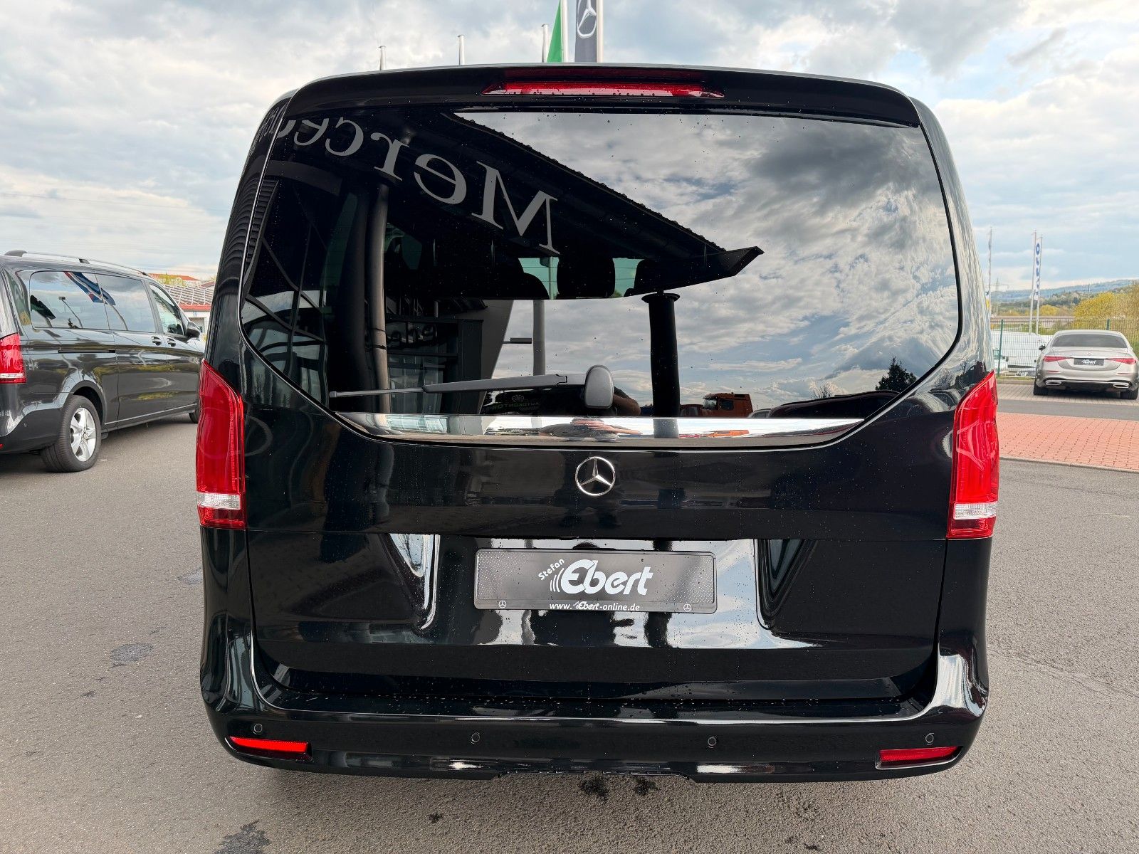 Fahrzeugabbildung Mercedes-Benz V 250 d EDITION AMG Kompakt AHK2,5 DISTRONIC