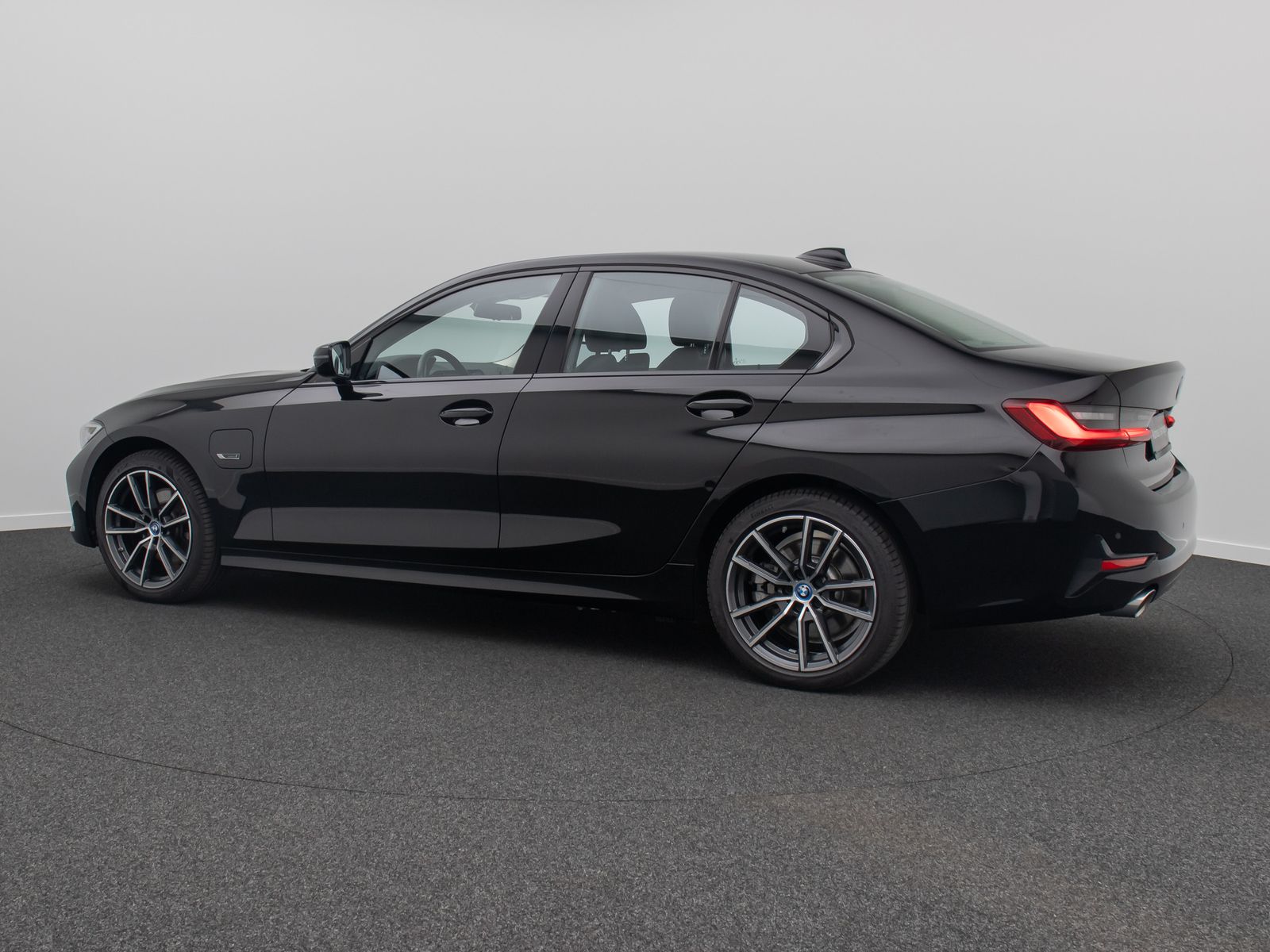 Fahrzeugabbildung BMW 320e Sport Line Alarm DAB PDC GeschwindigReg 18"