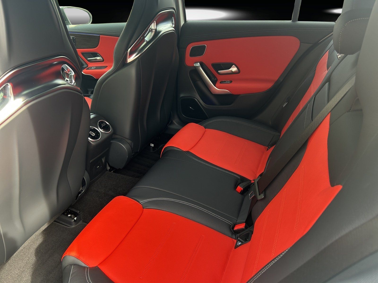 Fahrzeugabbildung Mercedes-Benz A 35 AMG Prem+ DISTRO Perf.Sitze AERO Pano Burme