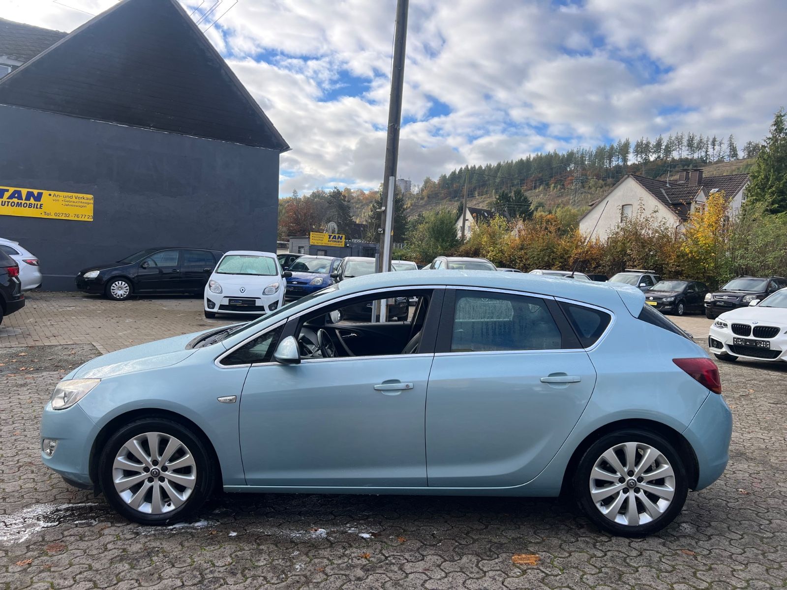 Fahrzeugabbildung Opel Astra J Lim. 5-trg. Cosmo AUTOMATIK