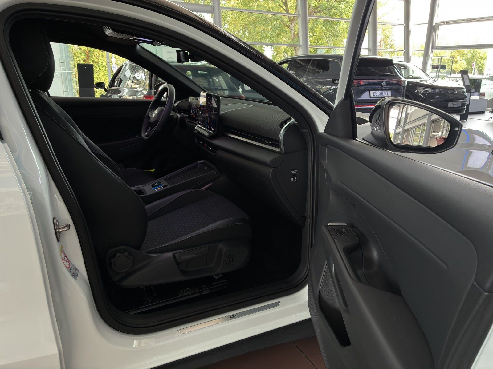 Fahrzeugabbildung Volkswagen T-Roc 1.5 eTSI W R-Line 360,HUD,Kamera,LED,Navi