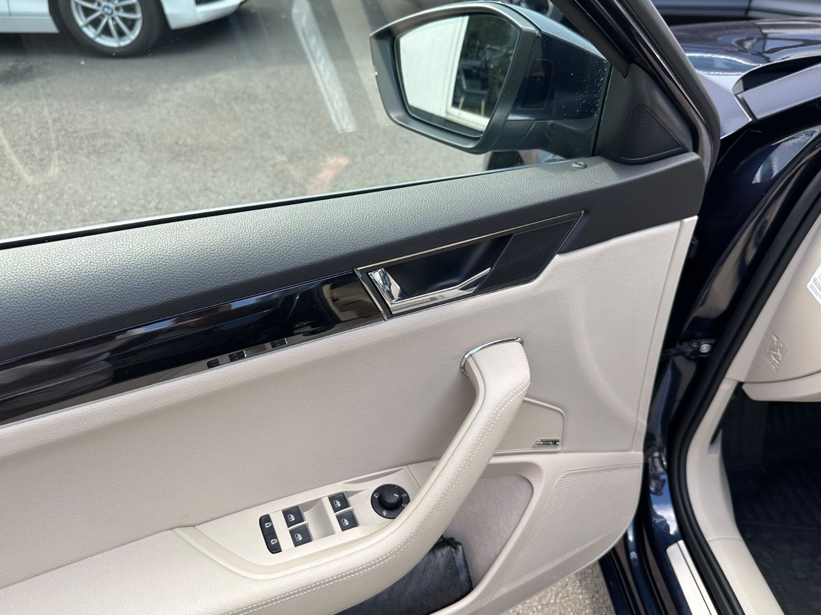 Skoda Superb Combi L&K 4x4 Leder Standhzng AHK Pano foto 12