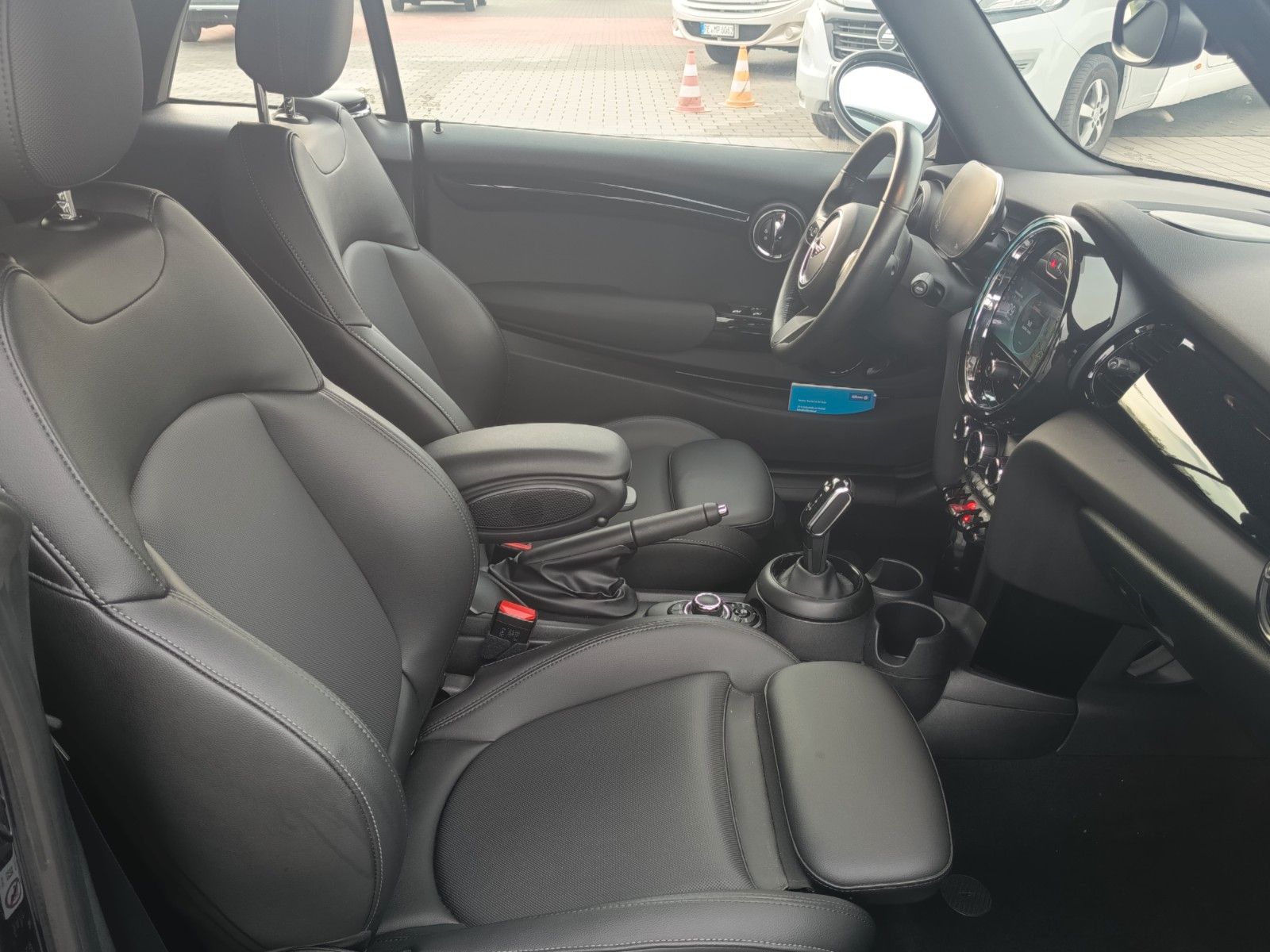 Fahrzeugabbildung MINI COOPER Cabrio Cooper Classic Trim