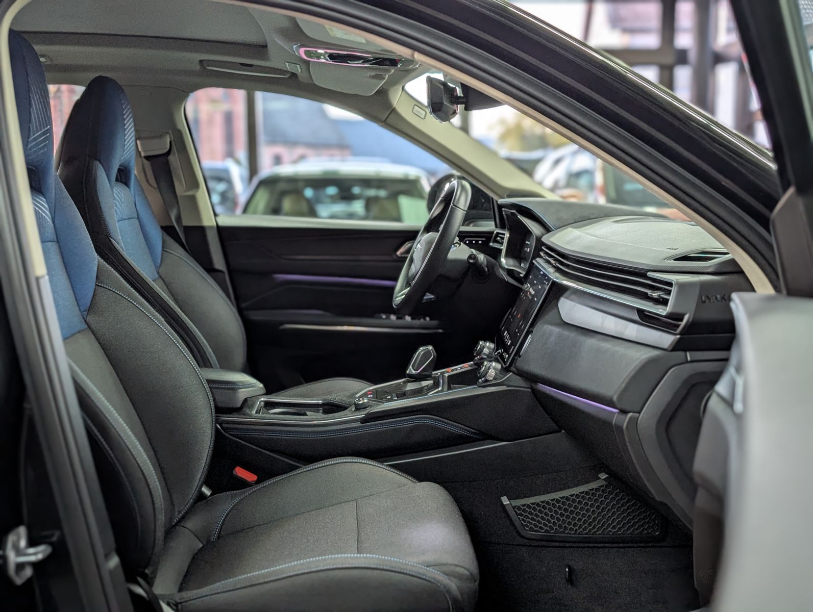 Fahrzeugabbildung Lynk&Co 01 1.5 T HEV ACC PANO APP LED KAM MEMO SHZ 24TKM