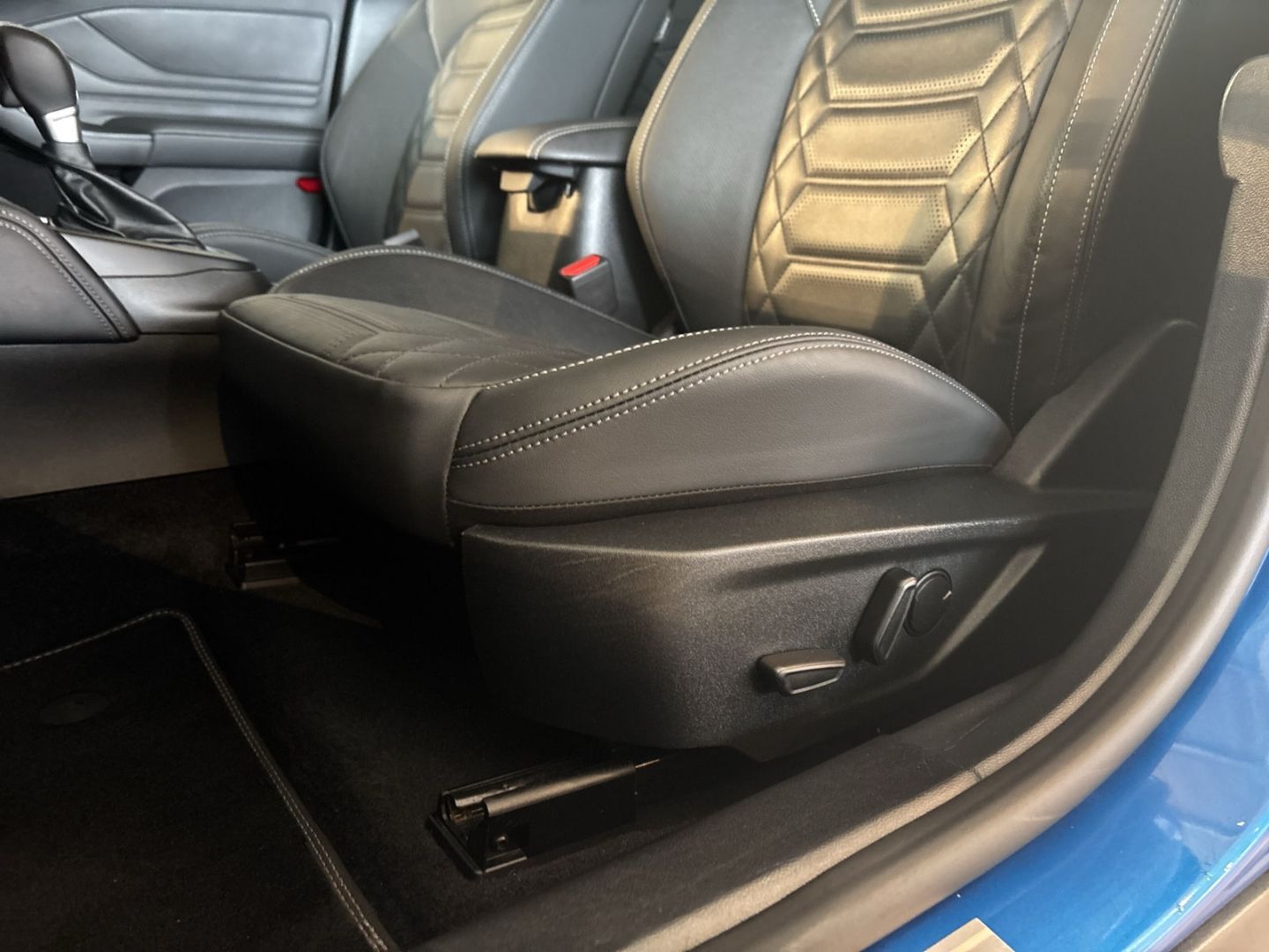 Fahrzeugabbildung Ford Focus Turnier Active Vignale 1.0 EcoBoost Mild-H
