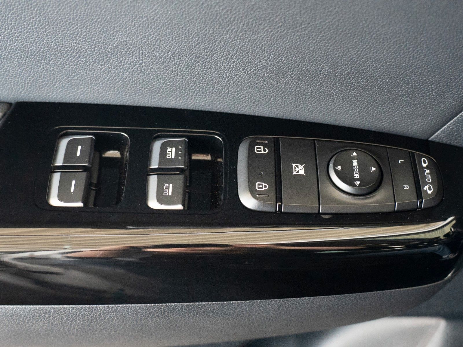 Fahrzeugabbildung Kia Sportage Platinum Edition 4WD/AHK/PANO/KAMERA