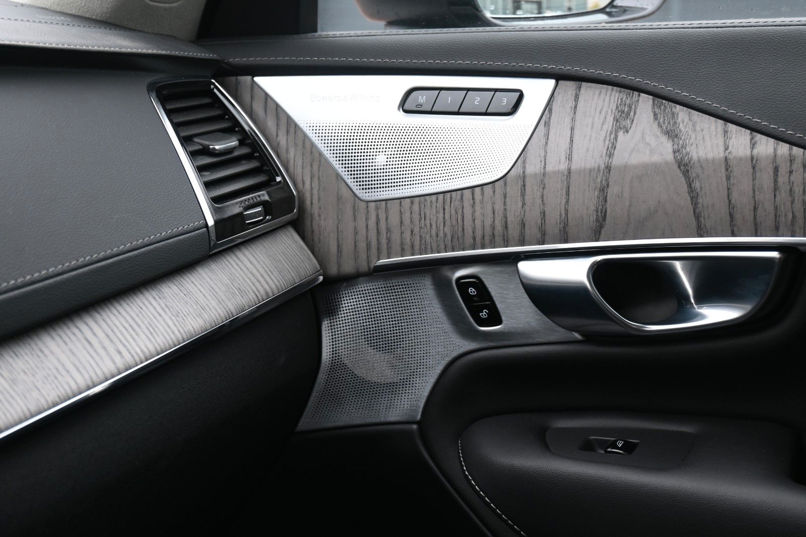 Fahrzeugabbildung Volvo XC90 B5 AWD Ultimate Dark *HUD*B&W*NAV*LUFT*MASS