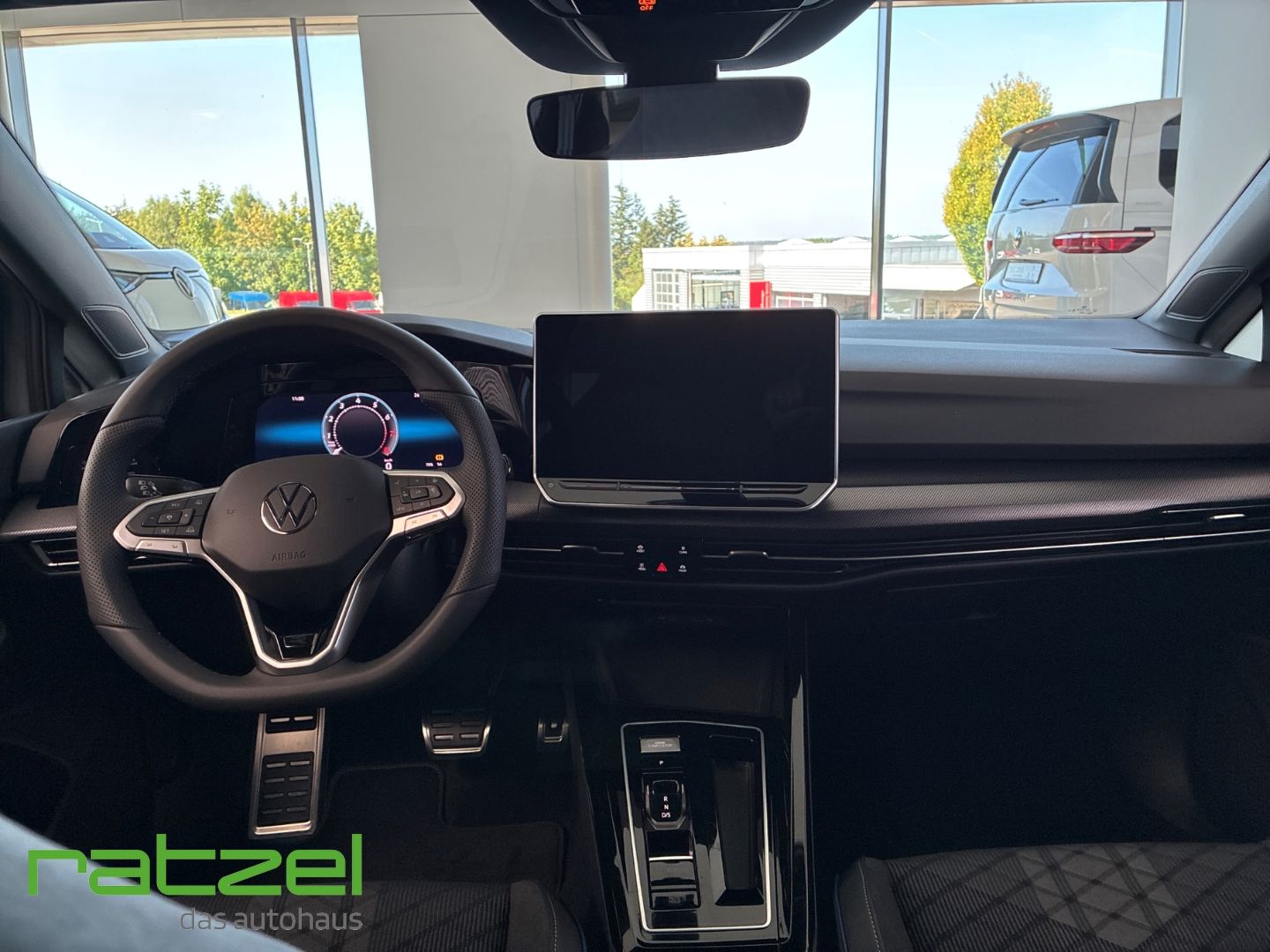 Fahrzeugabbildung Volkswagen Golf VIII R-Line AHK+3-Zonen Klima+IQ.LIGHT