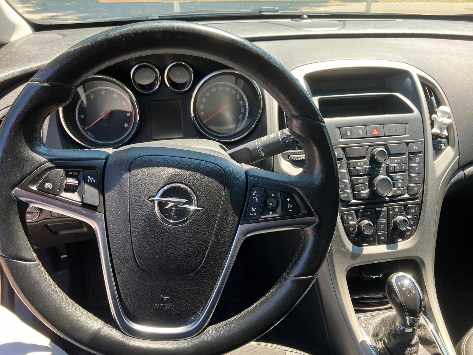 Opel Astra 2012 — photo 5
