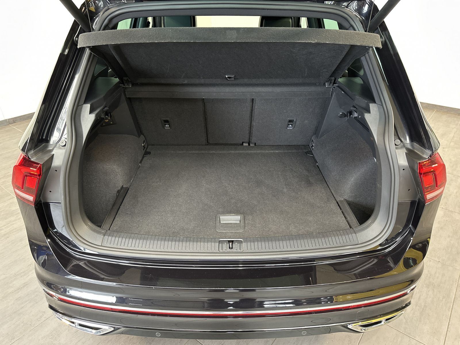 Fahrzeugabbildung Volkswagen Tiguan 2.0 TDI 4M DSG R-Line NAV+MATRIX+AHK+ACC